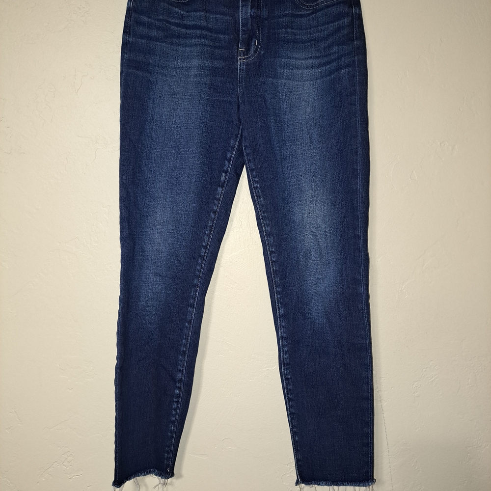 Indigo Cropped Ankle Jeans with Distressed Hem